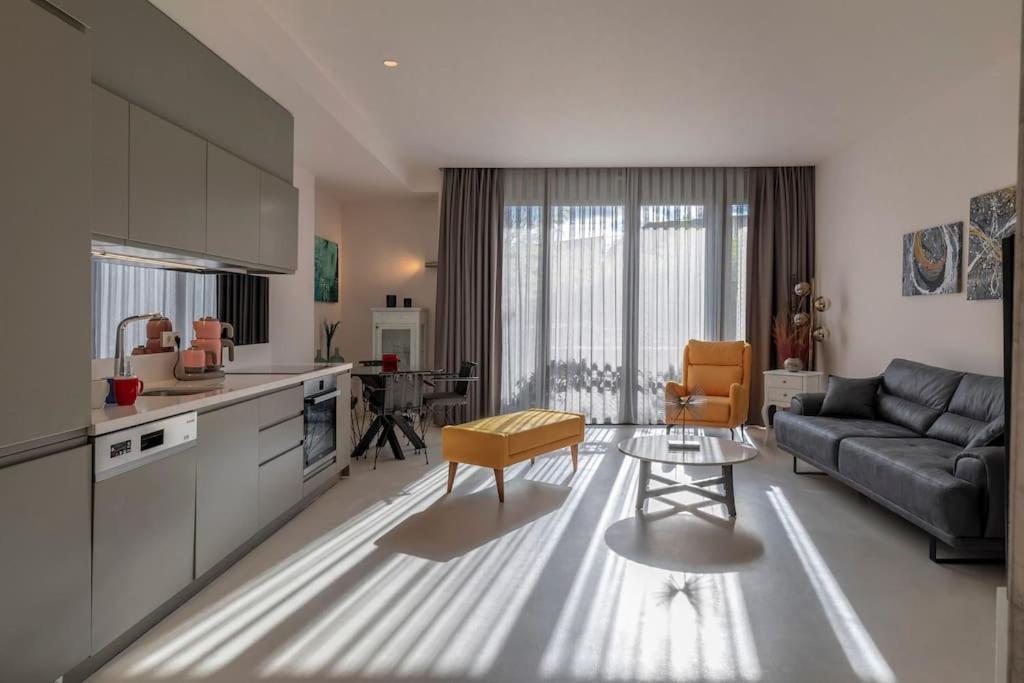 Stunning Duplex Flat With A Garden & Winter Patio *