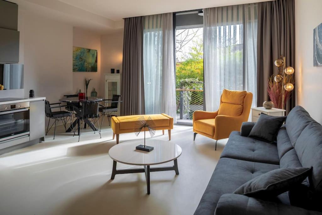 Stunning Duplex Flat With A Garden & Winter Patio