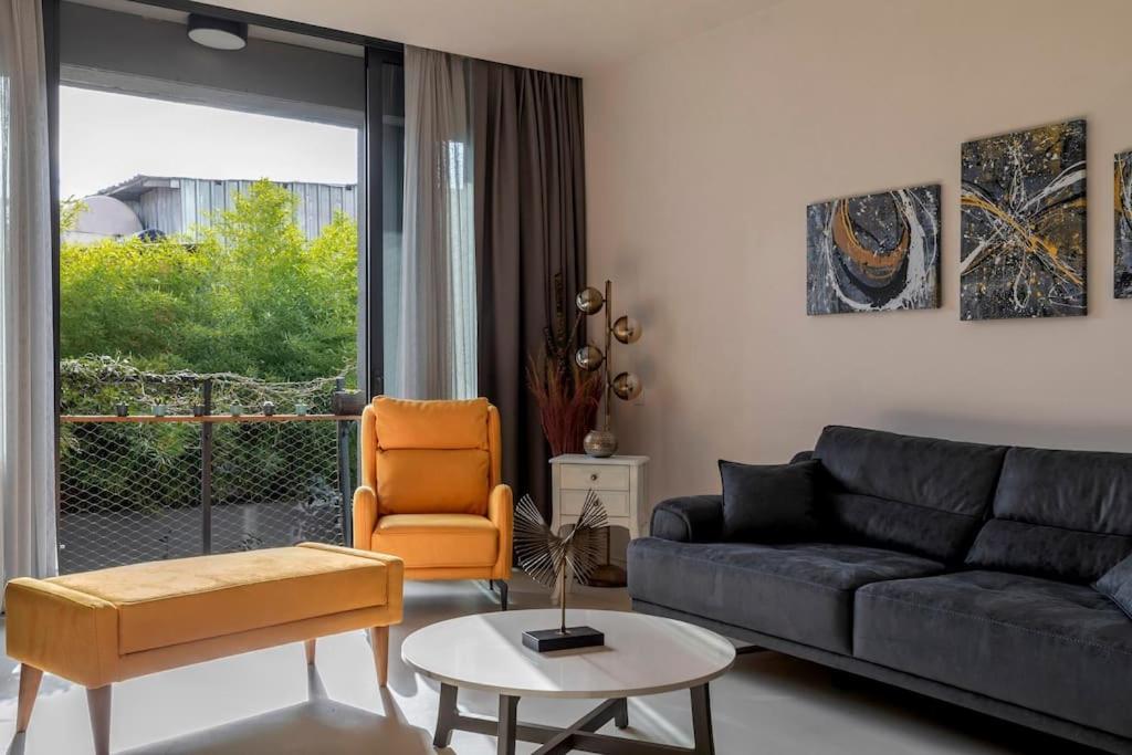 Stunning Duplex Flat With A Garden & Winter Patio Daire *